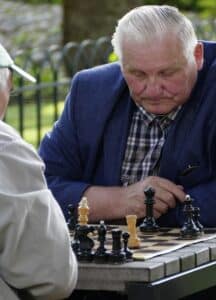 Ventajas del juego de ajedrez en adultos mayores