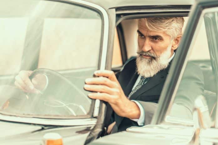 Las canas en los hombres son atractivas