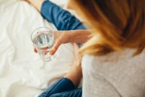 Beneficios de beber agua destilada