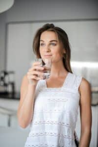 Beneficios de beber agua con el estómago vacío