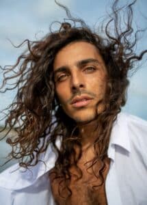 Hombre con pelo largo