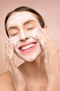 Como remover el maquillaje del rostro correctamente