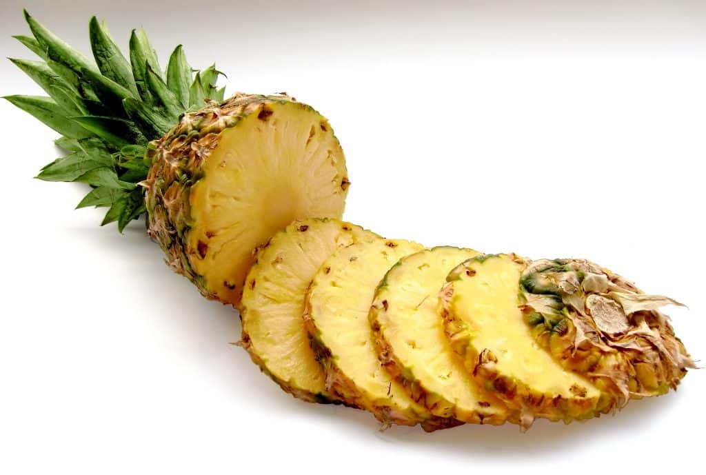 La piña es una de las frutas que te ayudan a dormir mejor