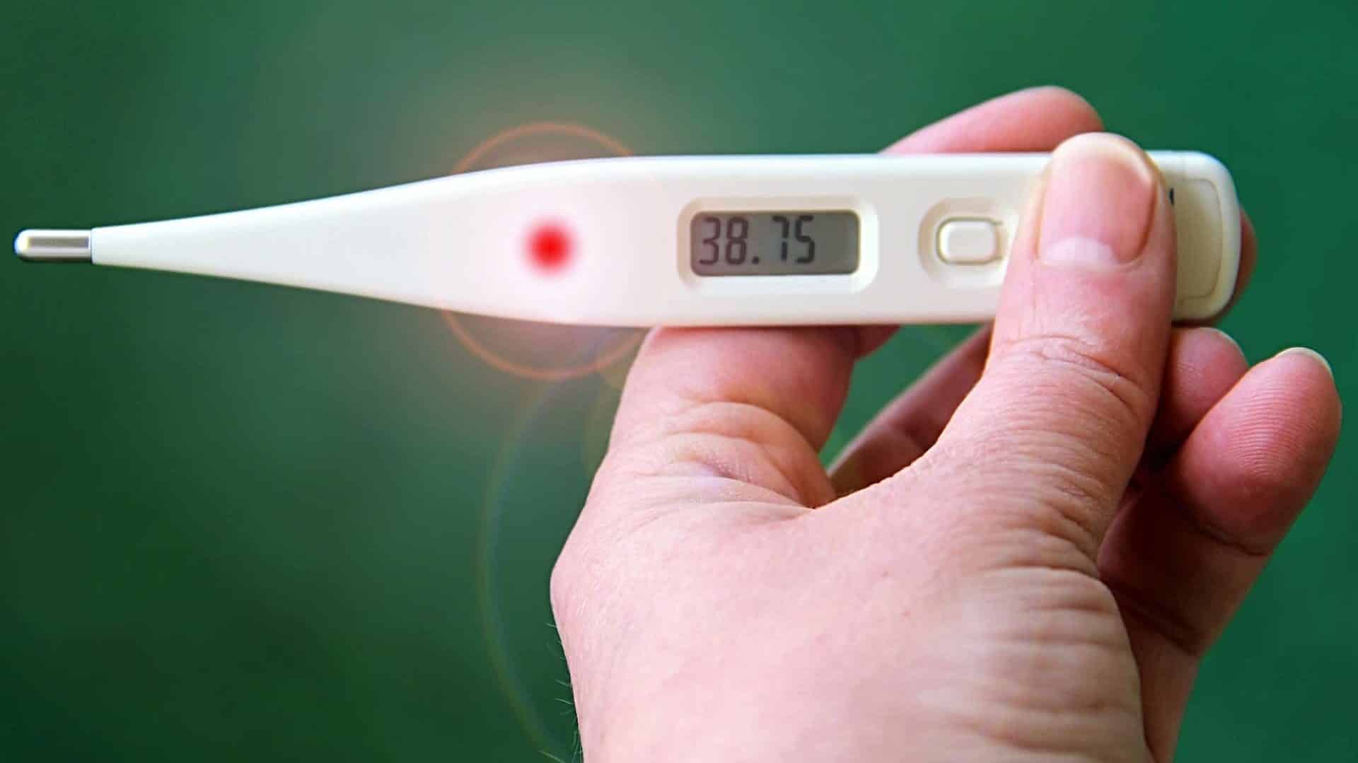 ¿Cuándo se considera fiebre en adultos?