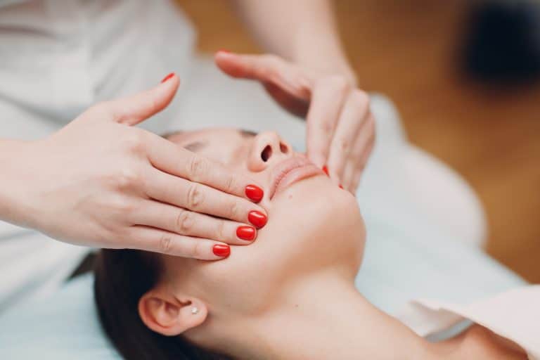 Masajes Faciales: Dile adiós a la papada y hola a un rostro firme