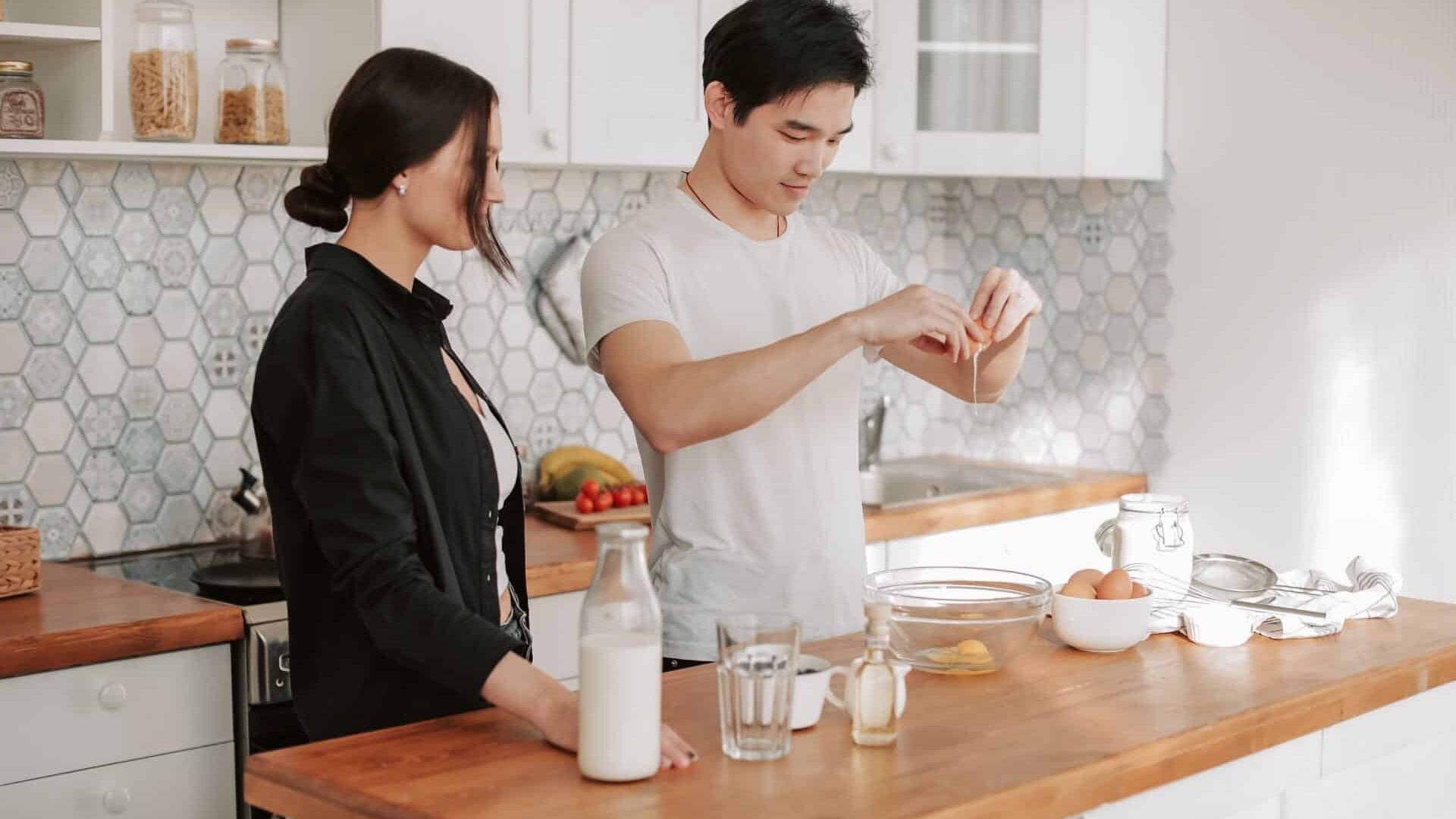 Conoce los beneficios de cocinar en pareja