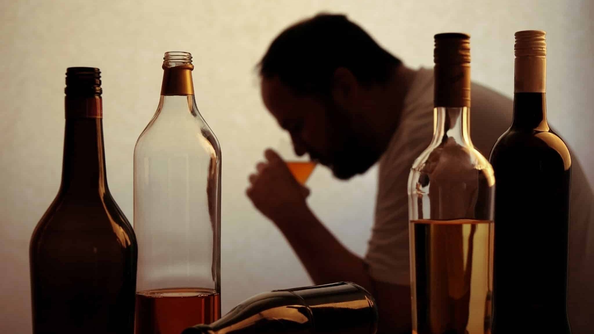 El consumo excesivo de alcohol puede ser uno de los factores que influyen en la pérdida de interés sexual en los hombres mayores de 40 años.