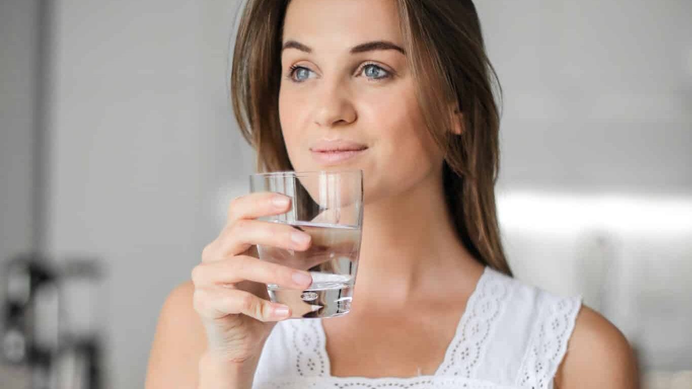 Beneficios de beber agua con el estómago vacío