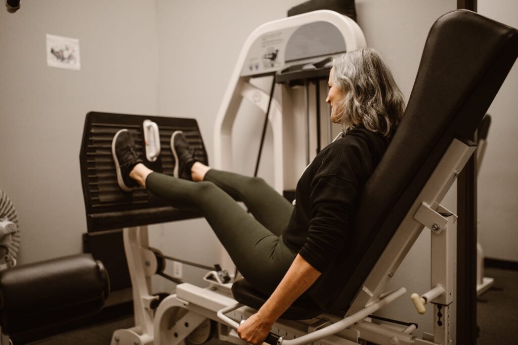 Rutina de ejercicios con máquinas de entrenamiento