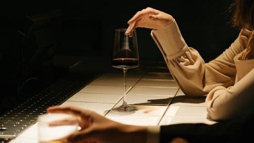 ¿Por qué las mujeres en pareja coquetean con otros hombres?