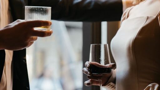 ¿Por qué los hombres en pareja coquetean con otras mujeres?