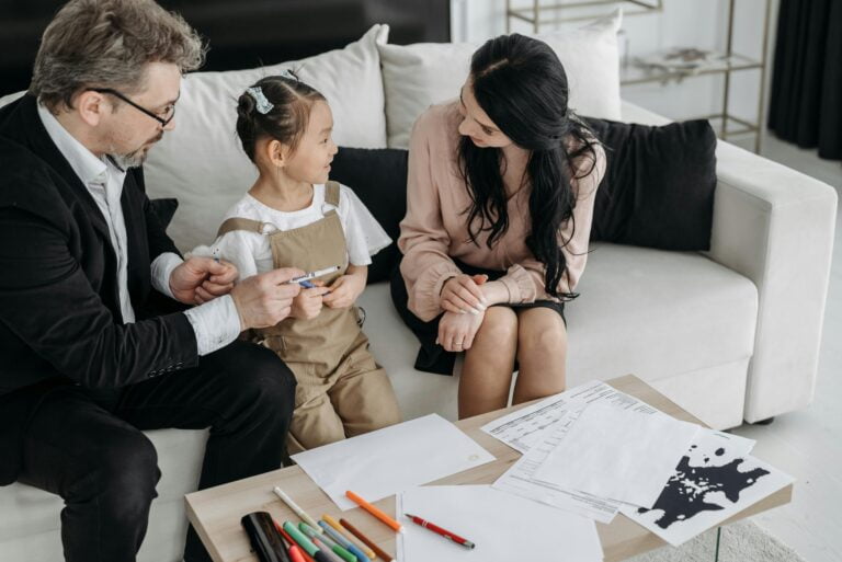 Cuándo y cómo introducir una nueva pareja a los hijos: Guía imprescindible para padres solteros